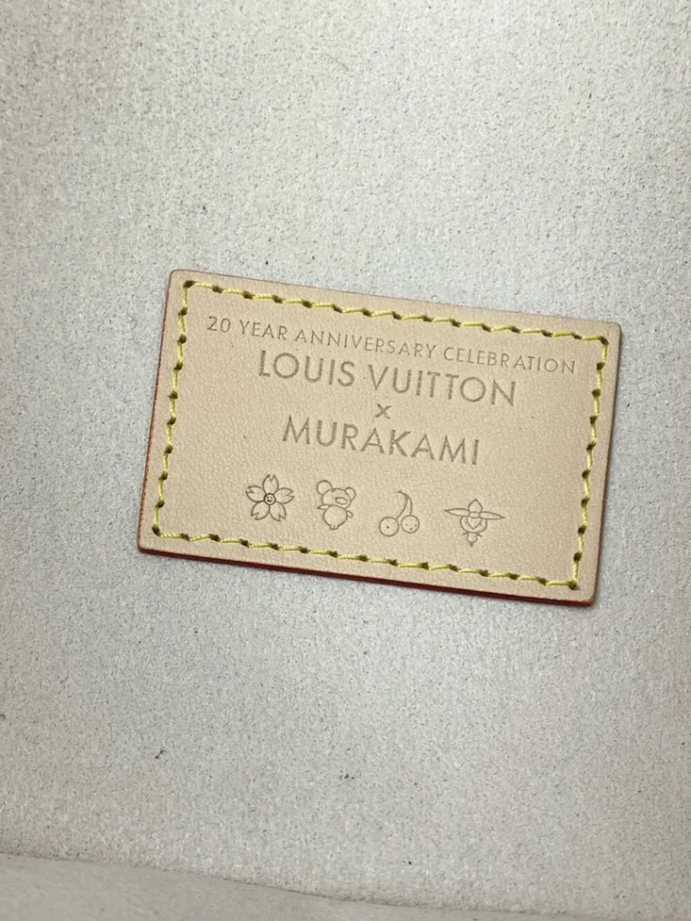 Louis Vuitton. dimensions 16